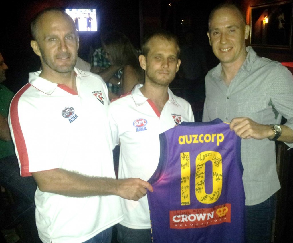 Malaysian Warriors President, Shaun ‘Digger’ Di Gregorio presents Swans President, Josh ‘Big Dog’ Lee together with Gus ‘Luck’ McEwin with the #10 Jumper as a dedication to the late Nick Shiells.